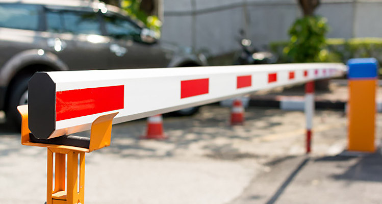 Ustanovka-shlagbauma-vo-dvore